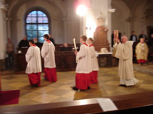 Evangeliums-Prozession mit Diakon fr. Stephan DSC09145