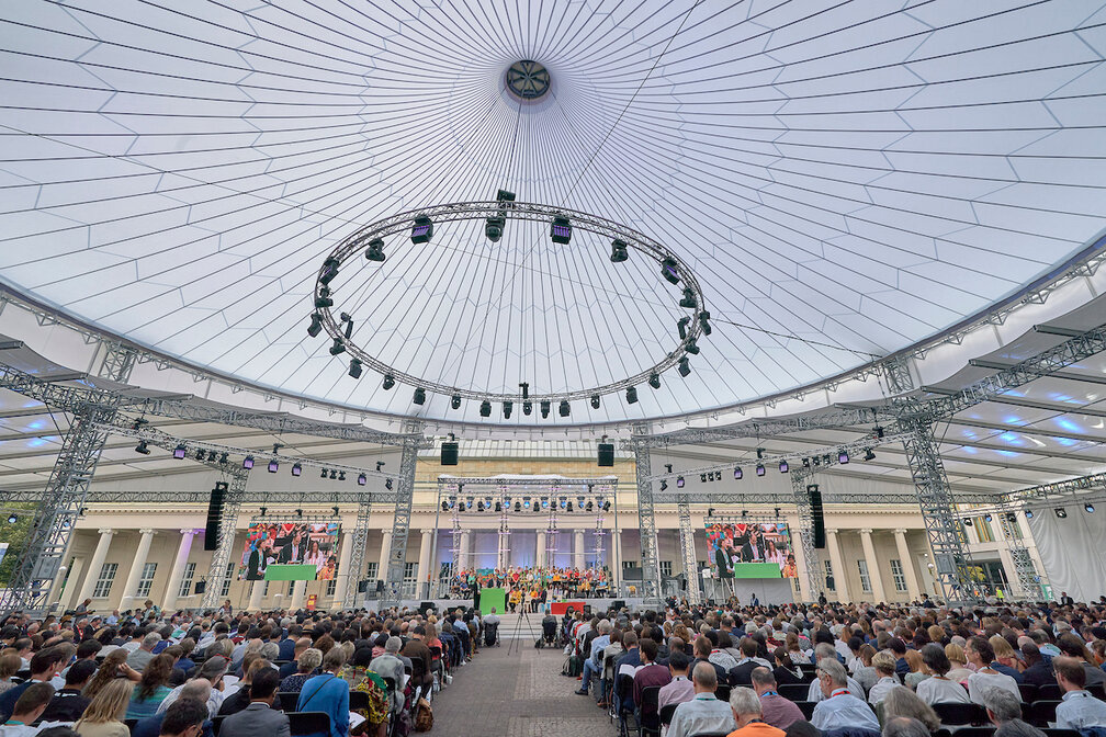 Gemeinsame Gebete prägten die Tage (Foto: Paul Jeffrey/WCC) germany-2022-jeffrey-wcc-assembly-831B-188