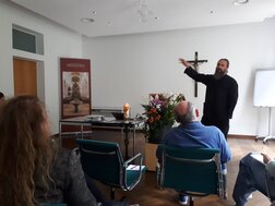 Beim Rundgespräch im Vortragssaal 20230805_174228