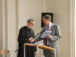 Verleger Fritz Pustet überreicht Abt Marianus den neuen Bildband über die Abtei. 527900e163
