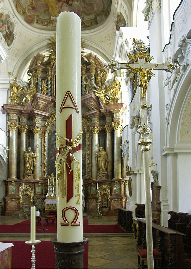 Osterkerze-mit-Kreuz