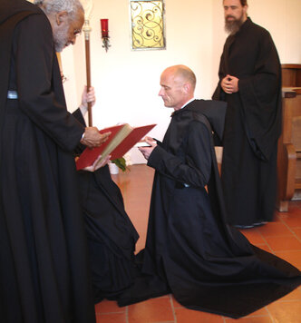 Mönchs-Habit und Benediktsregel empfing fr. Eckhart aus der Hand von Abt Marianus, assistiert von Subprior fr. Daniel und Novizenmeister P. Johannes. __DSC08994