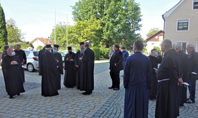 Ankunft der geladenen Gäste vor der Niederaltaicher Basilika _DSC04276