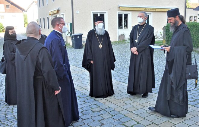 Metropolit Serafim und die Mitglieder seiner Nürnberger Gemeinschaft werden von Abt Marinus, Frater Gabriel und P. Johannes empfangen. _DSC04257
