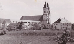 Blick auf den Prälatentrakt und die Basilika um 1953 ca_1953_bearbeitet-1-bea