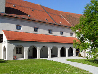 Der Exonarthex mit einem kleinem Vorplatz konnte 2011 fertiggestellt werden. 22_0288