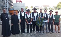 Abt Marianus und Prior fr. Vinzenz mit den Zimmerern aRichtfest_007_01