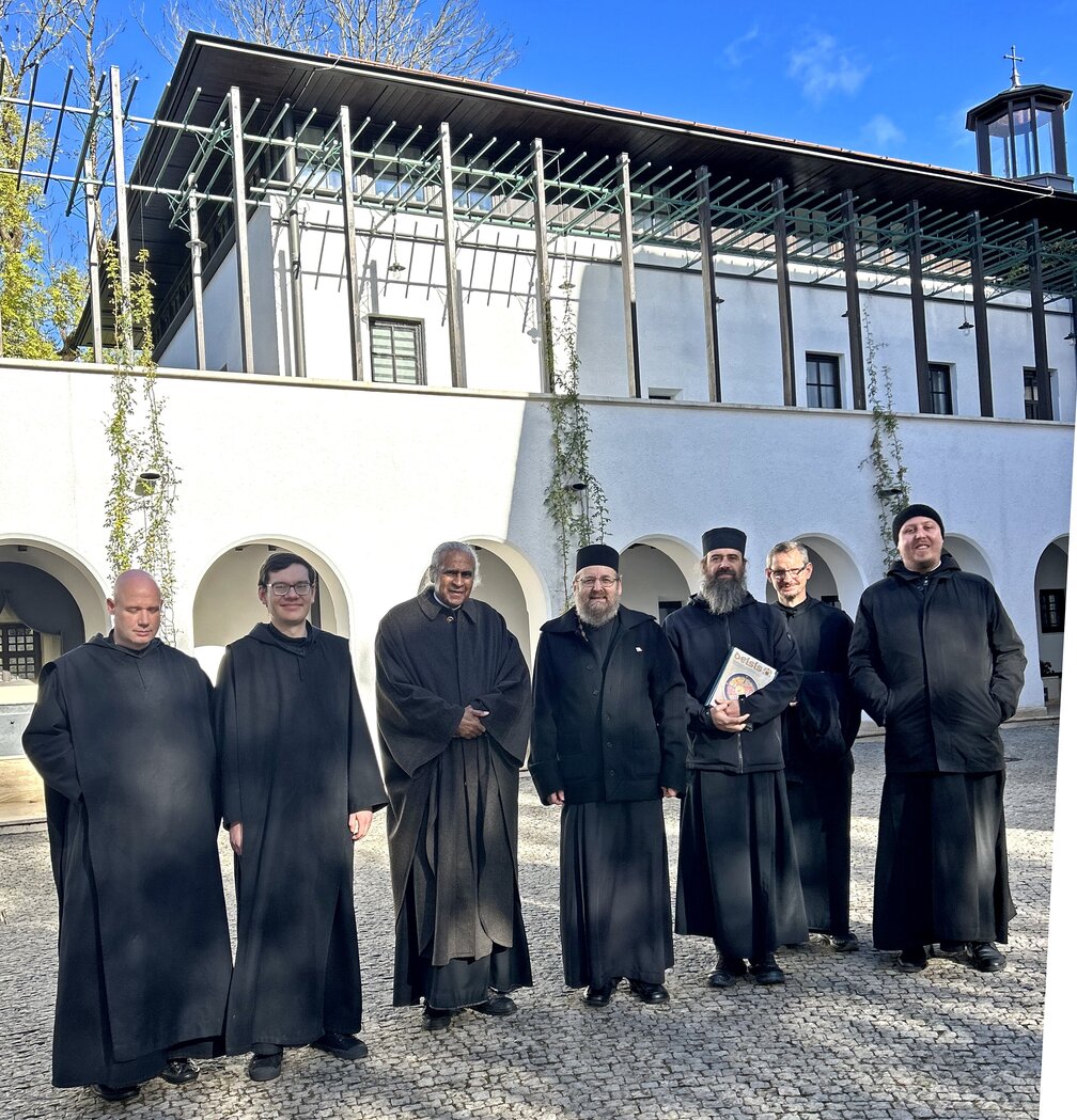 fr. Isaak, fr. Petro, Triennalenmagister fr. Daniel, Weihbischof Sofian, Novizenmeister P. Johannes, fr. Serafim und fr. Benedikt Muenchen2025-10-24