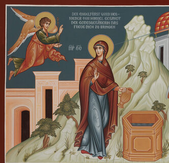 Einst nahm Maria "den Krug und ging hinaus, um Wasser zu schöpfen. Und siehe, eine Stimme sprach: »Sei gegrüßt, du Begnadete! Der Herr sei mit dir ...« (Protevangelium des Jakobus, 11; vgl. Lk 1,28)
Begegnungen am Brunnen haben TIEFE Bedeutung. Insbesondere bilden Brunnen-Szenen ein festes Motiv am Anfang von Heiratserzählungen, etwa bei Isaak und Rebekka (Gen 24), Jakob und Rahel (Gen 29) sowie Mose und Zippora (Ex 2,15ff). Hier bahnt sie gleichsam die Vermählung von Himmel und Erde an (vgl. auch Joh 4,6ff). 1a-Niederaltaich_0897_m