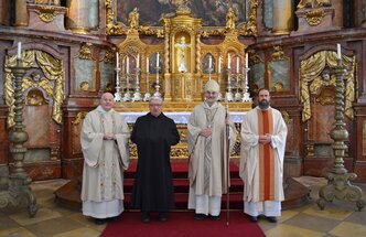 Nach der feierlichen Eucharistie in der Basilika (v.l.: Diakon fr. Stephan, fr. Ludwig, Abt Marianus, P. Johannes) _DSC_2973