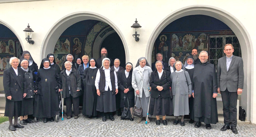 Schwester Gabriele Kren, die 1. Vorsitzende der Arbeitsgemeinschaft der Orden im Bistum Passau (AGOP), und Ordensreferent Dr. Franz Haringer dankten den Mönchen für die Einblicke in die Frömmigkeit der Ostkirche. Aber auch der geschwisterliche Austausch kam nicht zu kurz - in den Kaffeepausen und beim gemeinsamen Mittagessen. (Fotos: Dr. Franz Haringer) _Gruppenfoto