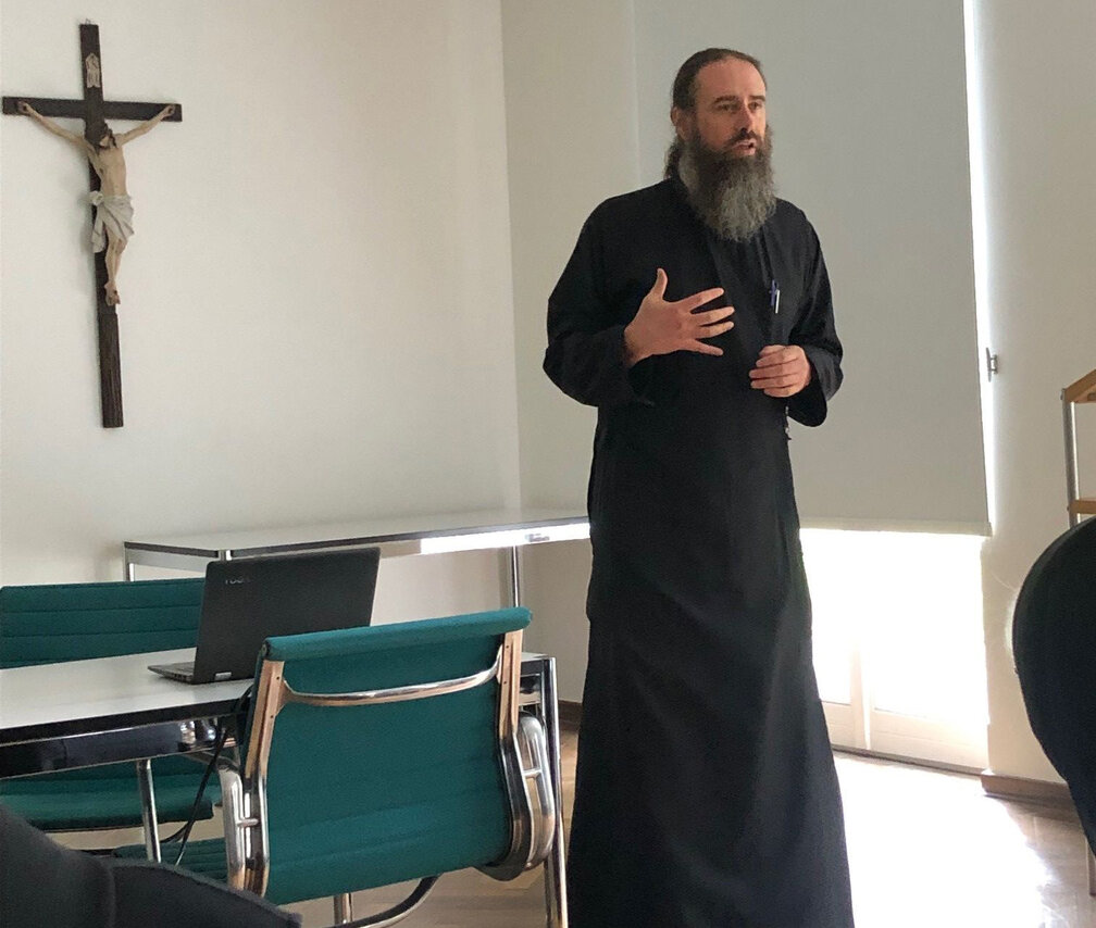 Dabei bezieht der byzantinische Ritus die Sinne intensiv, gleichsam vergeistig ein, u.a. mittels Hymnen und Ikonen. Aber auch theologisch befruchtete die Ostkirche den Westen, etwa durch die eucharistische Ekklesiologie. _Vortrag_P