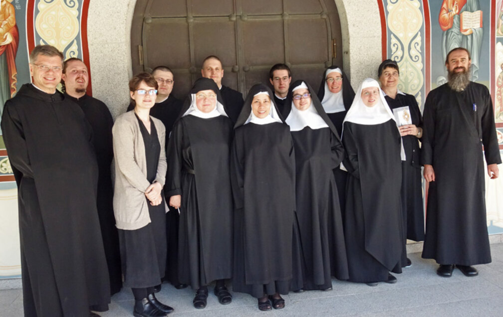 Erfahrungsgemäß gehen alle aus der Werkwoche gestärkt und dankbar zurück in ihren klösterlichen Alltag, befruchtet von den vielfältigen Impulsen aus dem Schatz der Kirche - und weiterhin verbunden durch das geschwisterliche Gebet. 800_DSC08799