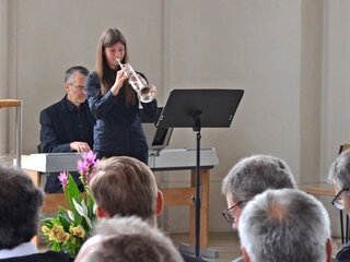 Verena Hans (Trompete) und Stefanie Sigl (Klarinette) trugen zusammen mit unserem Musiklehrer Bernhard Falk Stücke von Händel, Nielsen und Purcell vor. 1ad587ccaa