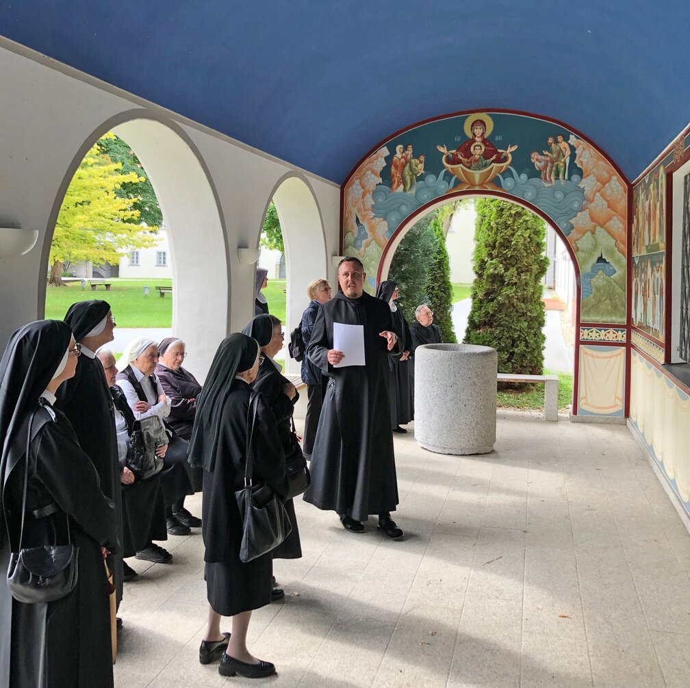 Im Anschluss erschloss Frater Benedikt die Symbolkraft der byzantinischen St.-Nikolaus-Kirche, angefangen im Exonarthex. _Vorraum_Kirche