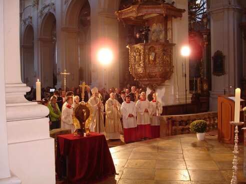 Feierliches Te Deum am Ende des Festgottesdienstes - Nach dem Gottesdienst überreichen zwei italienische Pilger Abt Marianus eine kleine Kopie der Gotthard-Skulptur ihrer Heimatkirche in Trenzano in der Provinz Brescia. DSC09161