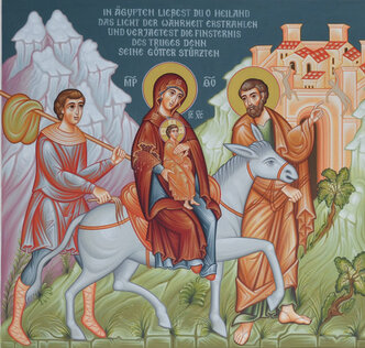 Im Zusammenhang mit der Flucht nach Ägypten besingt der Hymnos auch die Befreiung vom Trug und die Entmachtung des Bösen durch die Ankunft des Heilands. Dabei bezieht sich der Dichter auf das apokryphe sog. Pseudo-Matthäus-Ev. (Kap. 22f), wo berichtet wird, dass die Statuen der Fremdgötter bei Christi Ankunft zu Boden stürzen. Entsprechend weicht im Bild das Böse aus der ägyptischen Stadt im Hintergrund: die Dämonen-Figuren stürzen von den Mauern. a11
