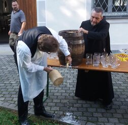Anton Schiller beim Anzapfen aRichtfest_017