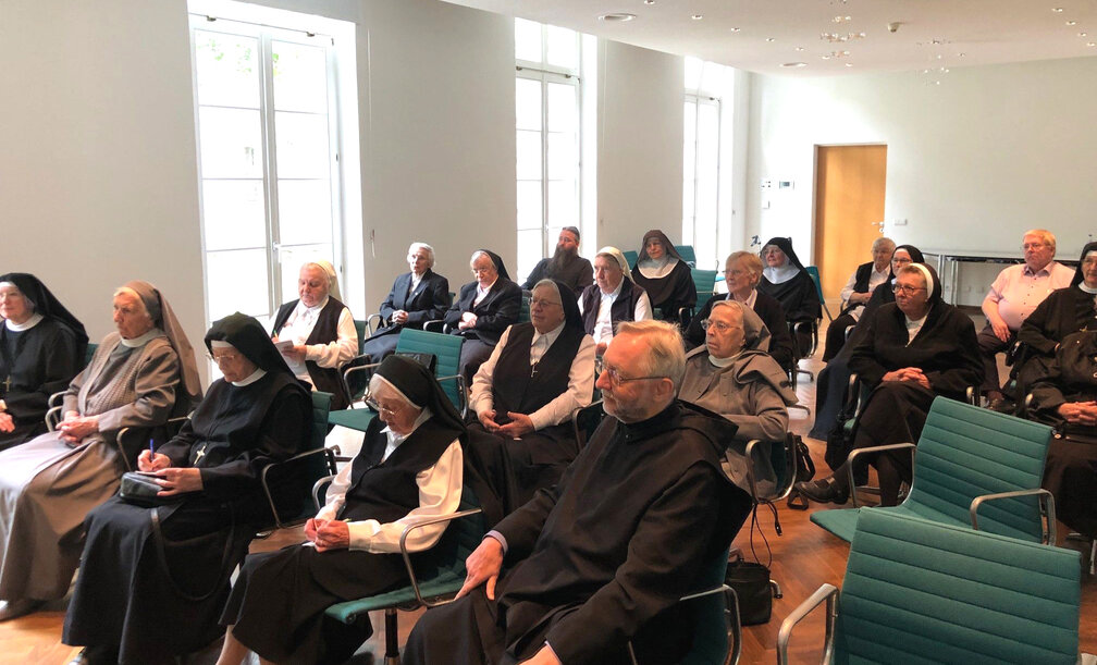 Pater Johannes gab einen Einblick in die reiche Vielfalt christlicher Ritusfamilien, um dann etwas näher auf die Beudeutung der Göttlichen Liturgie und des kirchlichen Stundengebets für das geistliche Leben einzugehen. _Vortrag_Zuhoerer
