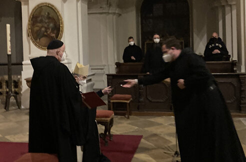 Übergabe der Hl. Regel - mit Corona-Abstand. Nun beginnt das einjährige Noviziat. _IMG_4809