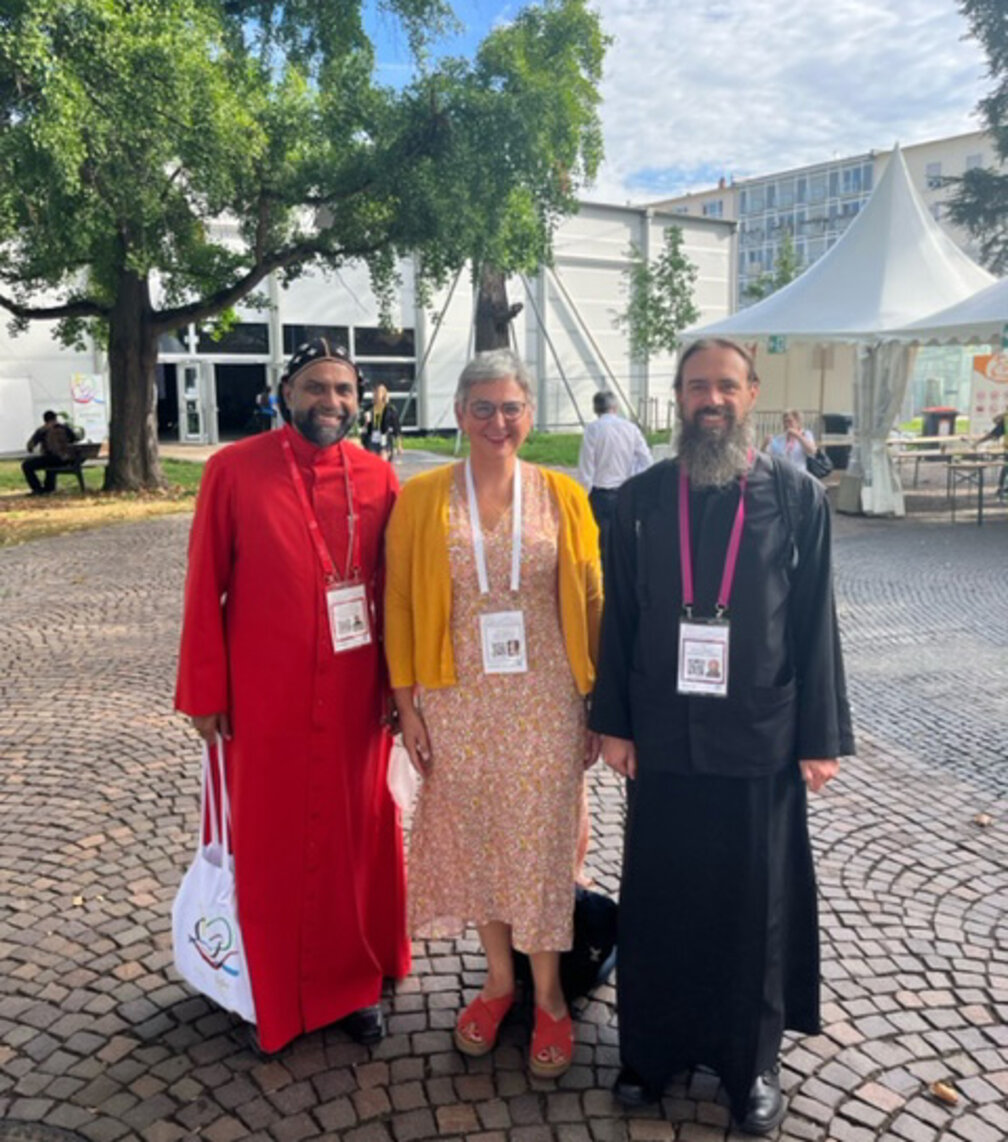Der Syrisch-Orthodoxe Metropolit Kuriakose Theophilose (Cochin, Indien), Prof. Stephanie Dietrich (Oslo) und P. Johannes (NA) vor der Networking-Halle auf dem Kongressgelände _image0