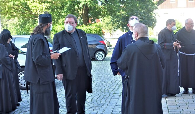 P. Johannes im Gespräch mit dem diesjährigen Laudator, Pfarrer Prof. h. c. Dr. Jürgen Henkel aus Selb _DSC04266