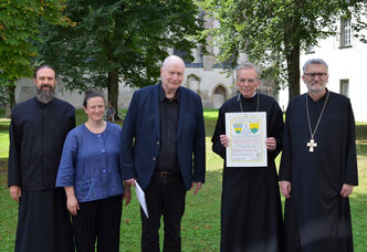 v.l.: P. Johannes (Leider des Ökumen. Instituts), Magdalena Lohr (Leiterin des byz. Chors), Prof. Dr. Reinhard Thöle (Laudator), Preisträger A. Michael Scheider, Abt Marianus 1_HFP-kl-DSC_4401