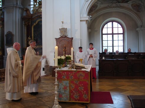 Hauptzelebrant Abt Marianus inzensiert den Altar DSC09153