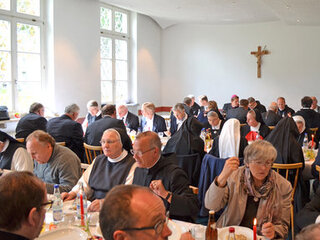 Beim anschließenden Mittagessen in den Speisesälen des Gymnasiums ... e9ea83a83e