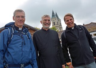 Die Bischöfe Heiner Wilmer und Stefan Oster mit Abt Marianus vor Beginn ihrer Pilgeretappe _godehardjahr_wanderpilgertour_20220911_lukas_047_korrektur